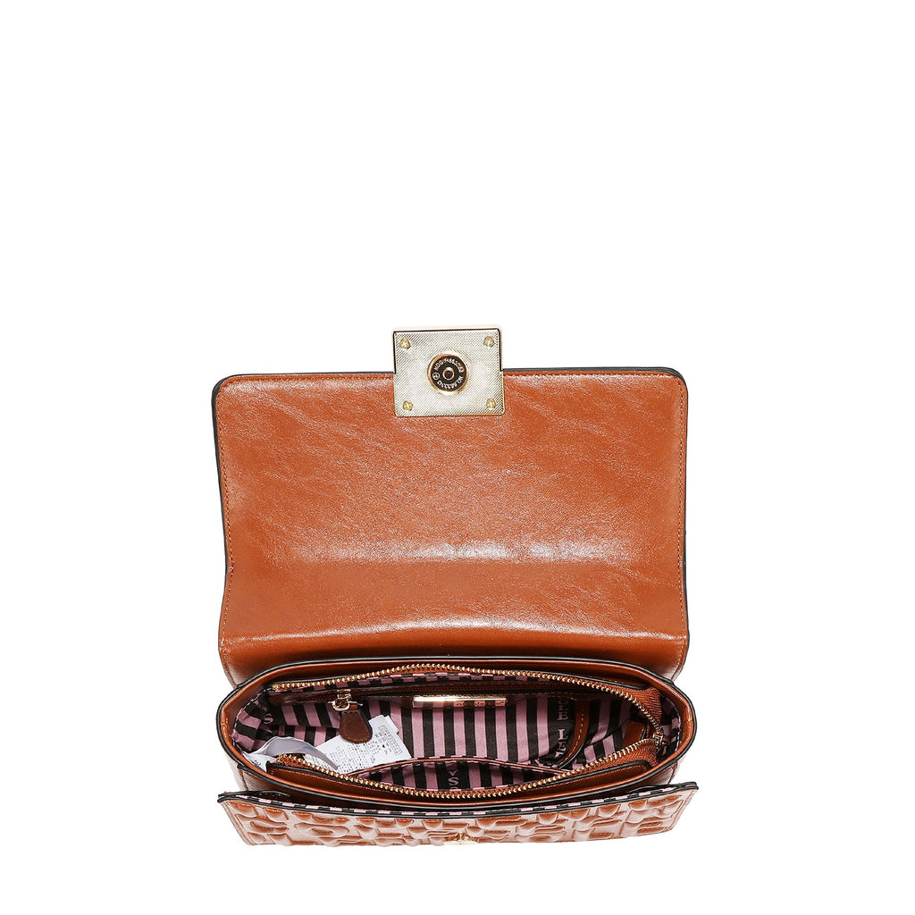BOLSO DE HOMBRO CON CADENA Y LOGO EN RELIEVE (VINO)