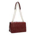 BOLSO DE HOMBRO CON CADENA Y LOGO EN RELIEVE (VINO)